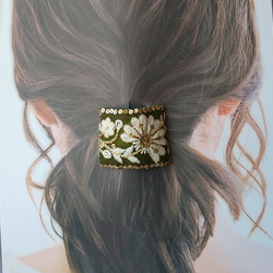 モスグリーン の 花柄 インド刺繍リボン の四角い ポニーフック 2枚目の画像