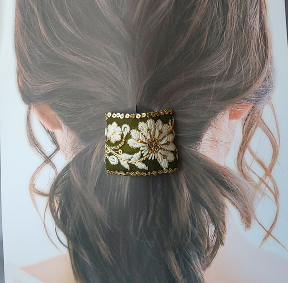 モスグリーン の 花柄 インド刺繍リボン の四角い ポニーフック 2枚目の画像