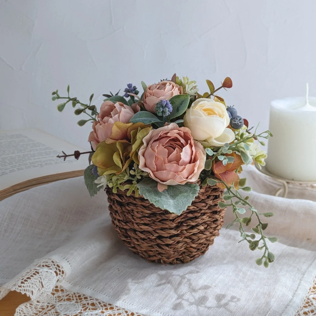 アンティークローズのバスケットアレンジ ｜くすみピンクのバラが可愛い♪｜ 綺麗が続くアーティフィシャルフラワー (造花)