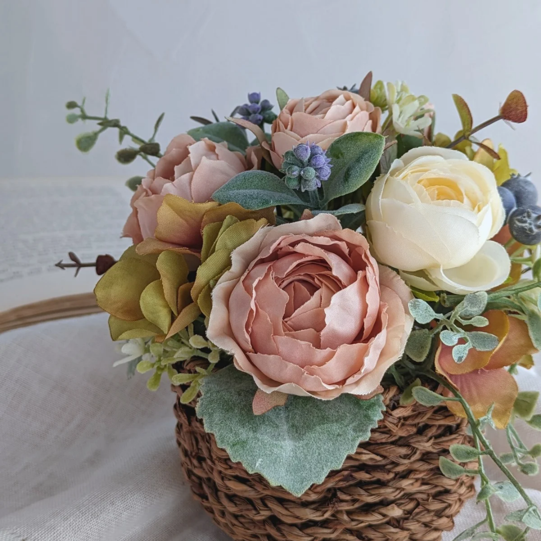 アンティークローズのバスケットアレンジ ｜くすみピンクのバラが可愛い♪｜ 綺麗が続くアーティフィシャルフラワー (造花)