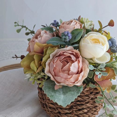 アンティークローズのバスケットアレンジ ｜くすみピンクのバラが