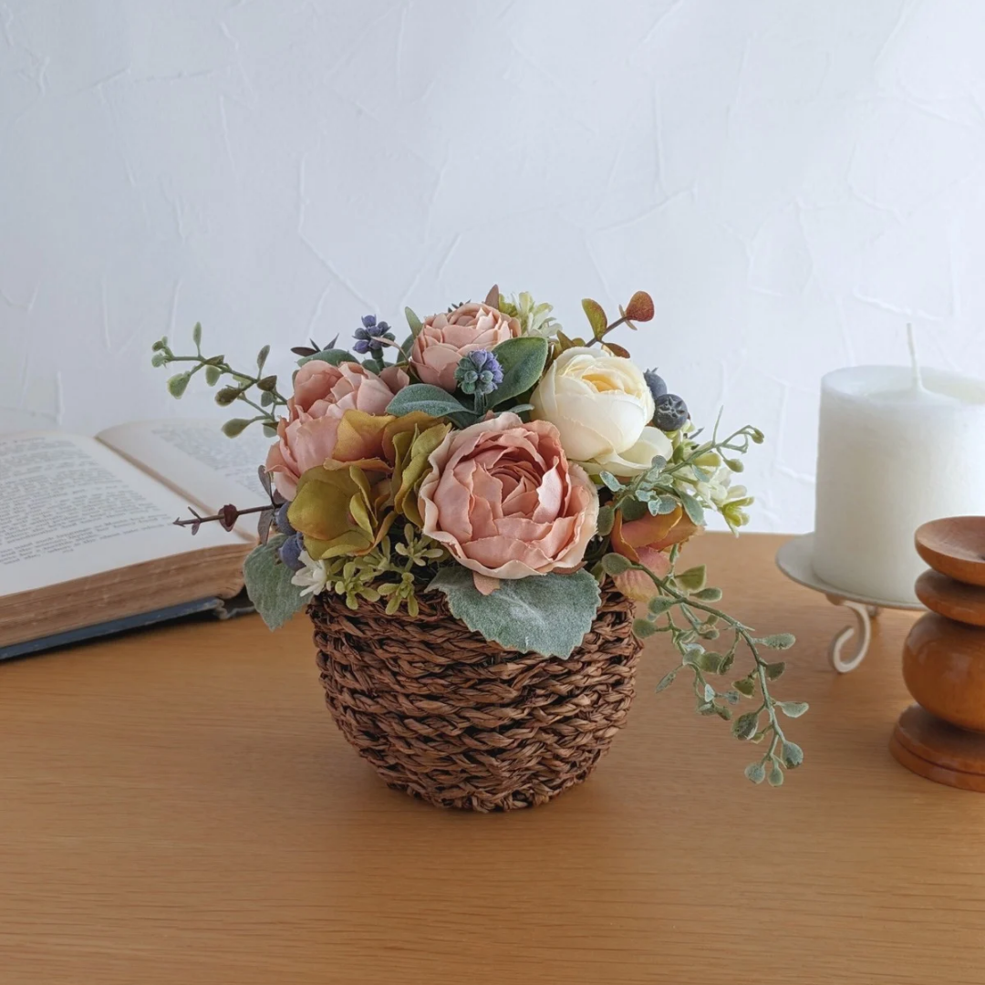 アンティークローズのバスケットアレンジ ｜くすみピンクのバラが可愛い♪｜ 綺麗が続くアーティフィシャルフラワー (造花)