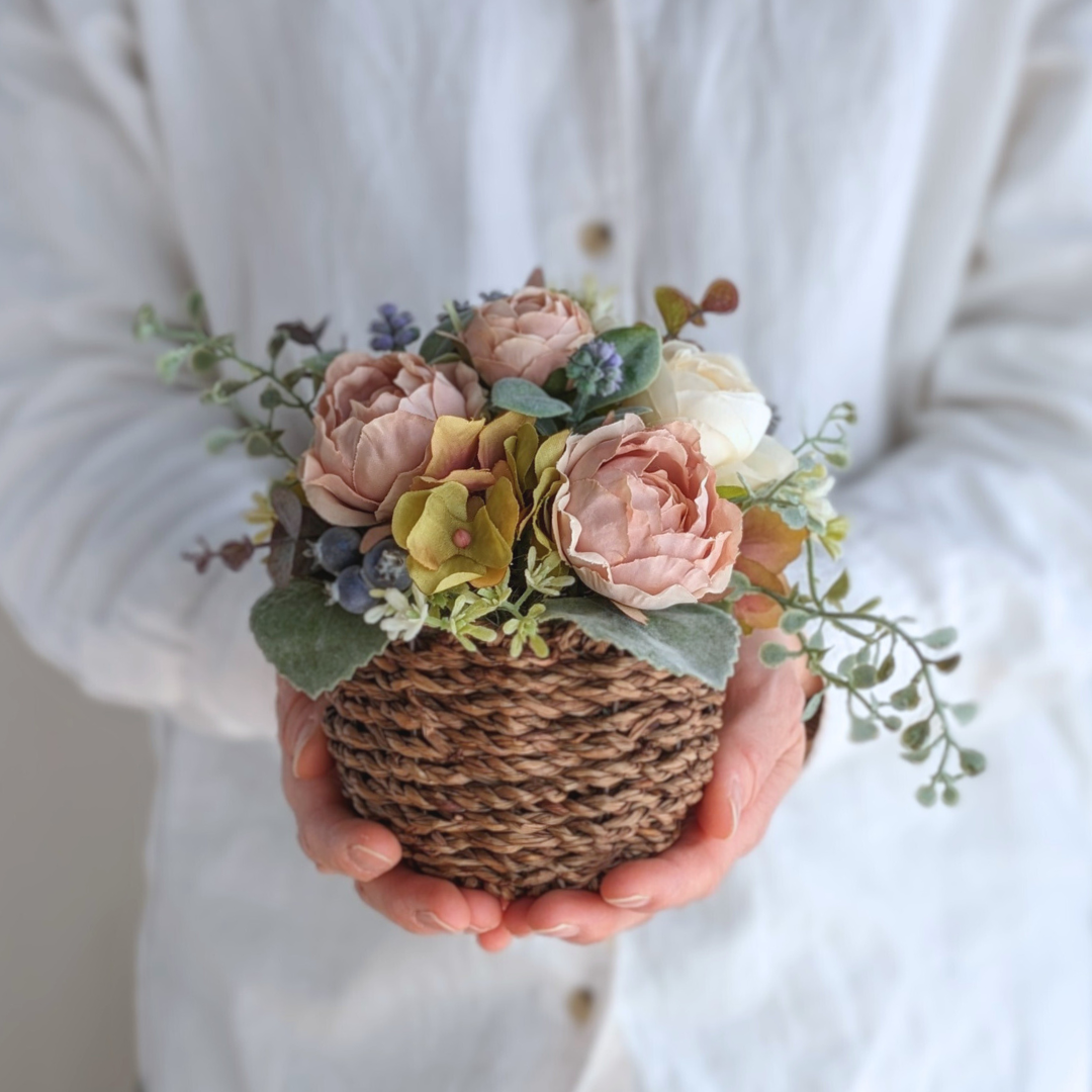 アンティークローズのバスケットアレンジ ｜くすみピンクのバラが可愛い♪｜ 綺麗が続くアーティフィシャルフラワー (造花)