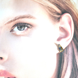 Titanium ear cuff・しずく型のチタンイヤーカフ=砂金と水色= 1枚目の画像