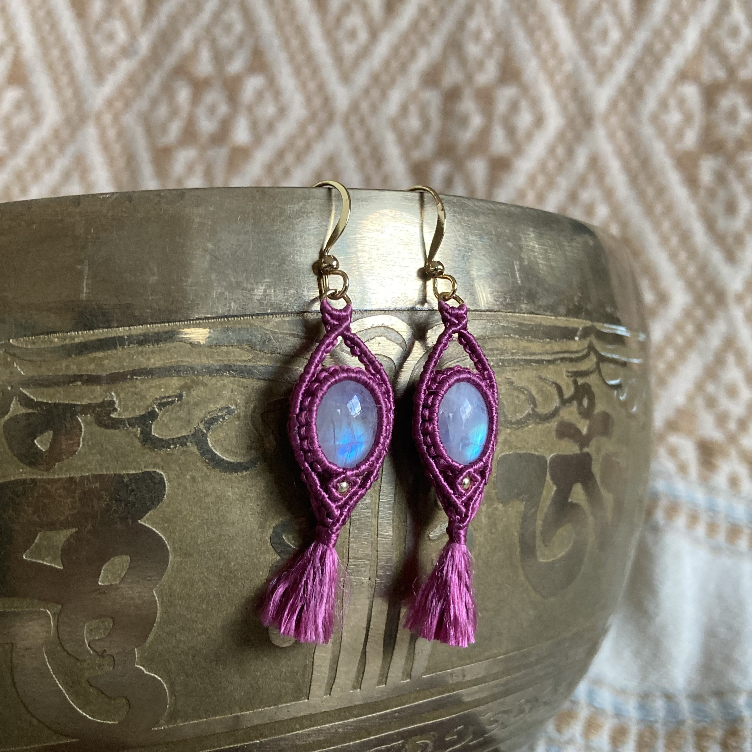 -絹糸- ホワイトラブラドライトマクラメピアス