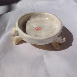 陶器　やきもの　一点もの「ワンワンワン　〜支えられている〜」　キートレイ　植木鉢受け皿　多用途 4枚目の画像