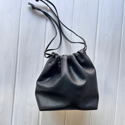 【受注生産】パンチングレザーの巾着バッグ『Ama bag 』ブラック 4枚目の画像