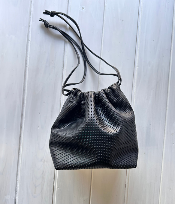 【受注生産】パンチングレザーの巾着バッグ『Ama bag 』ブラック 4枚目の画像