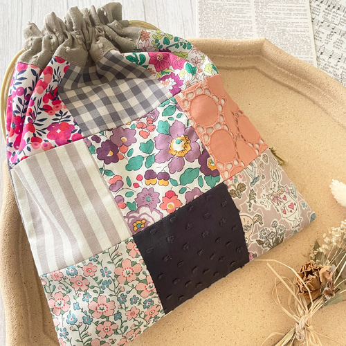 リバティ⭐︎パッチワークの巾着袋☆リバティ(レッド系)×グレードット