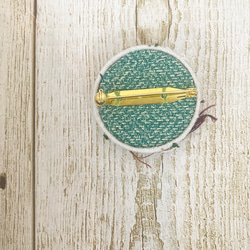 現品　刺繍ブローチ　ヘアゴム  くるみボタン　ハチ 5枚目の画像