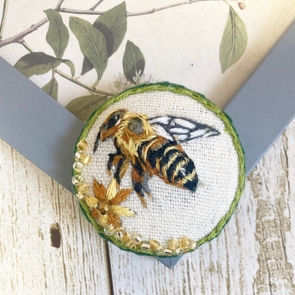 現品　刺繍ブローチ　ヘアゴム  くるみボタン　ハチ 3枚目の画像