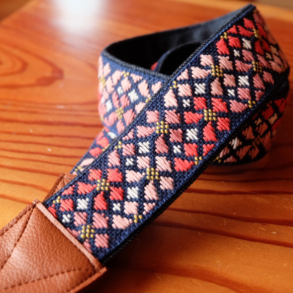 Kogin-zashi 相機背帶 超薄櫻花圖案 [刺繡 ☺︎ 牛仔布復刻] 櫻花 ⌘ 接受預訂 ⌘ 櫻花 2026 第10張的照片
