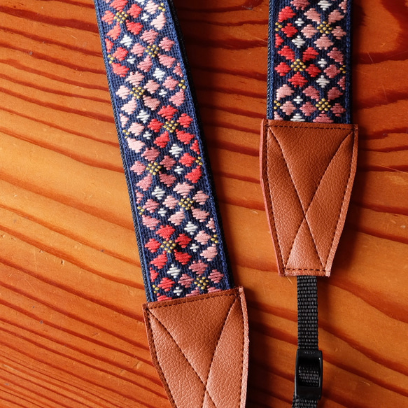 Kogin-zashi 相機背帶 超薄櫻花圖案 [刺繡 ☺︎ 牛仔布復刻] 櫻花 ⌘ 接受預訂 ⌘ 櫻花 2026 第3張的照片