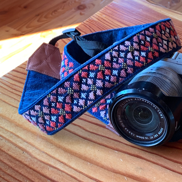 Kogin-zashi 相機背帶 超薄櫻花圖案 [刺繡 ☺︎ 牛仔布復刻] 櫻花 ⌘ 接受預訂 ⌘ 櫻花 2026 第6張的照片