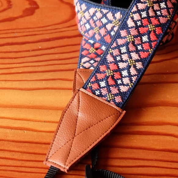 Kogin-zashi 相機背帶 超薄櫻花圖案 [刺繡 ☺︎ 牛仔布復刻] 櫻花 ⌘ 接受預訂 ⌘ 櫻花 2026 第8張的照片