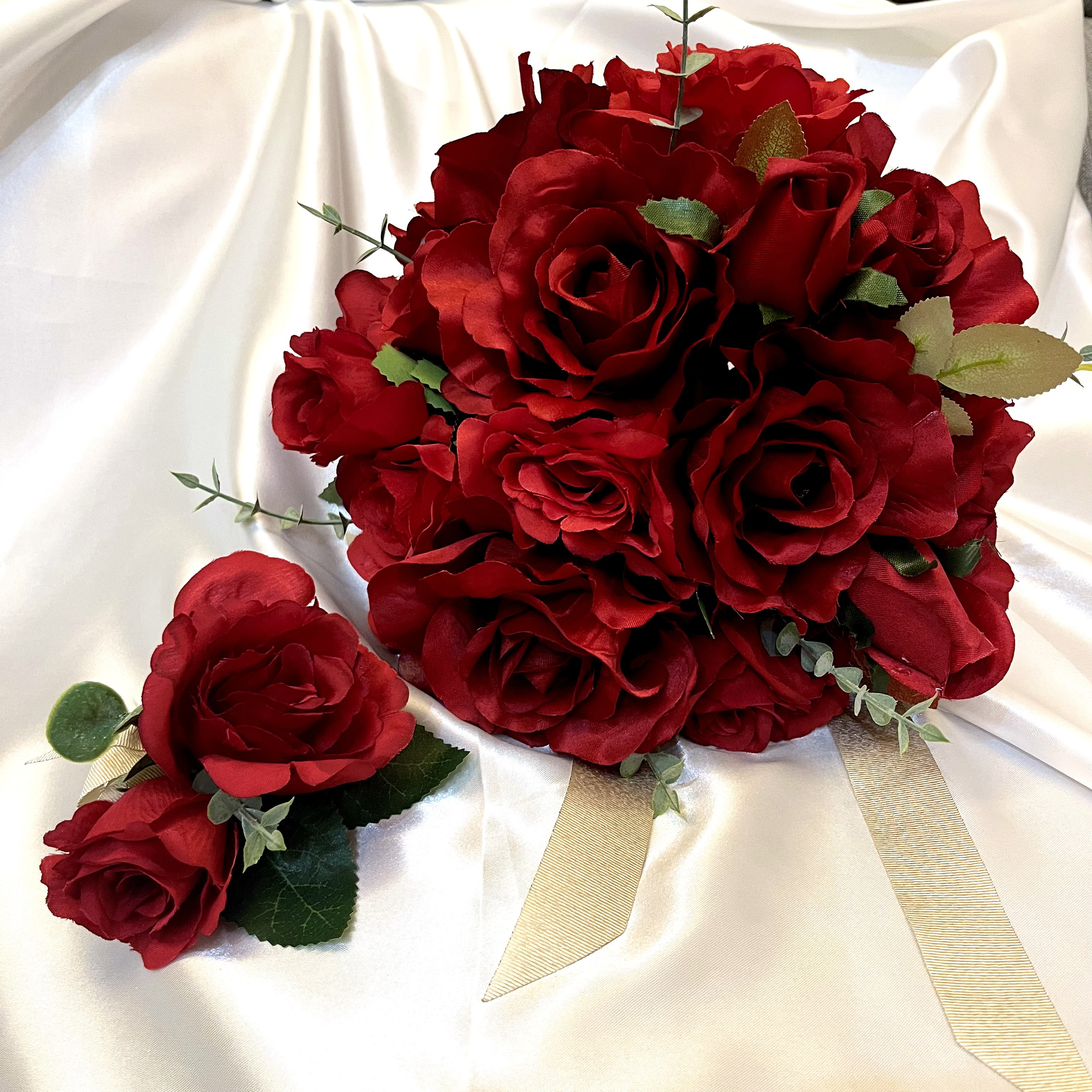 ♦︎送料無料♦︎ 直径30cm 赤薔薇　アーティフィシャルフラワー　ブーケブートニア付