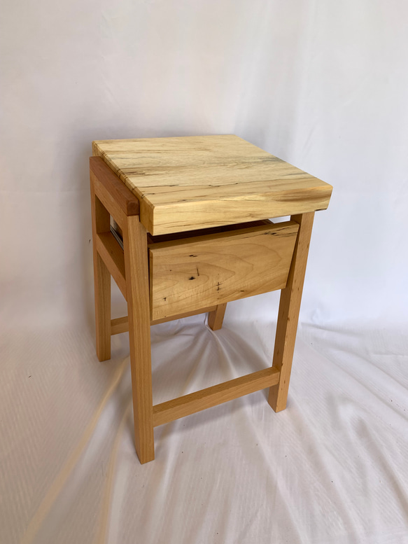 栃木無垢材を使って手造りしたナイトテーブル、サイドテーブル 3枚目の画像