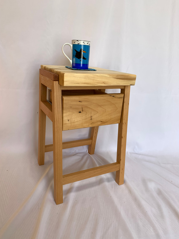 栃木無垢材を使って手造りしたナイトテーブル、サイドテーブル 1枚目の画像