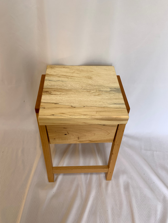栃木無垢材を使って手造りしたナイトテーブル、サイドテーブル 5枚目の画像