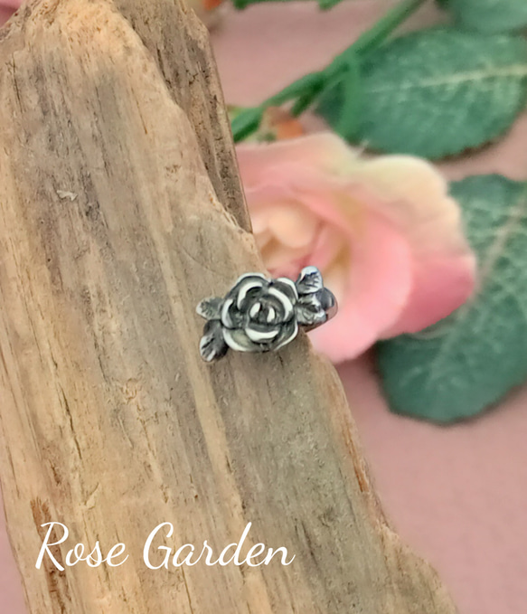 【50％OFF！】Rose Garden 小さなバラのイヤーカフ（片耳用） 1枚目の画像