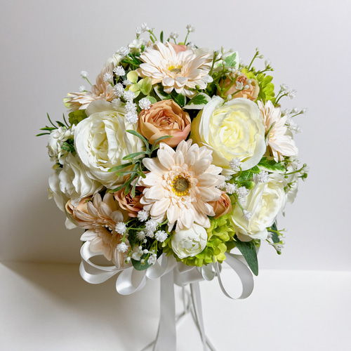 淡い色合わせのガーベラとバラいっぱいのウェディングブーケ