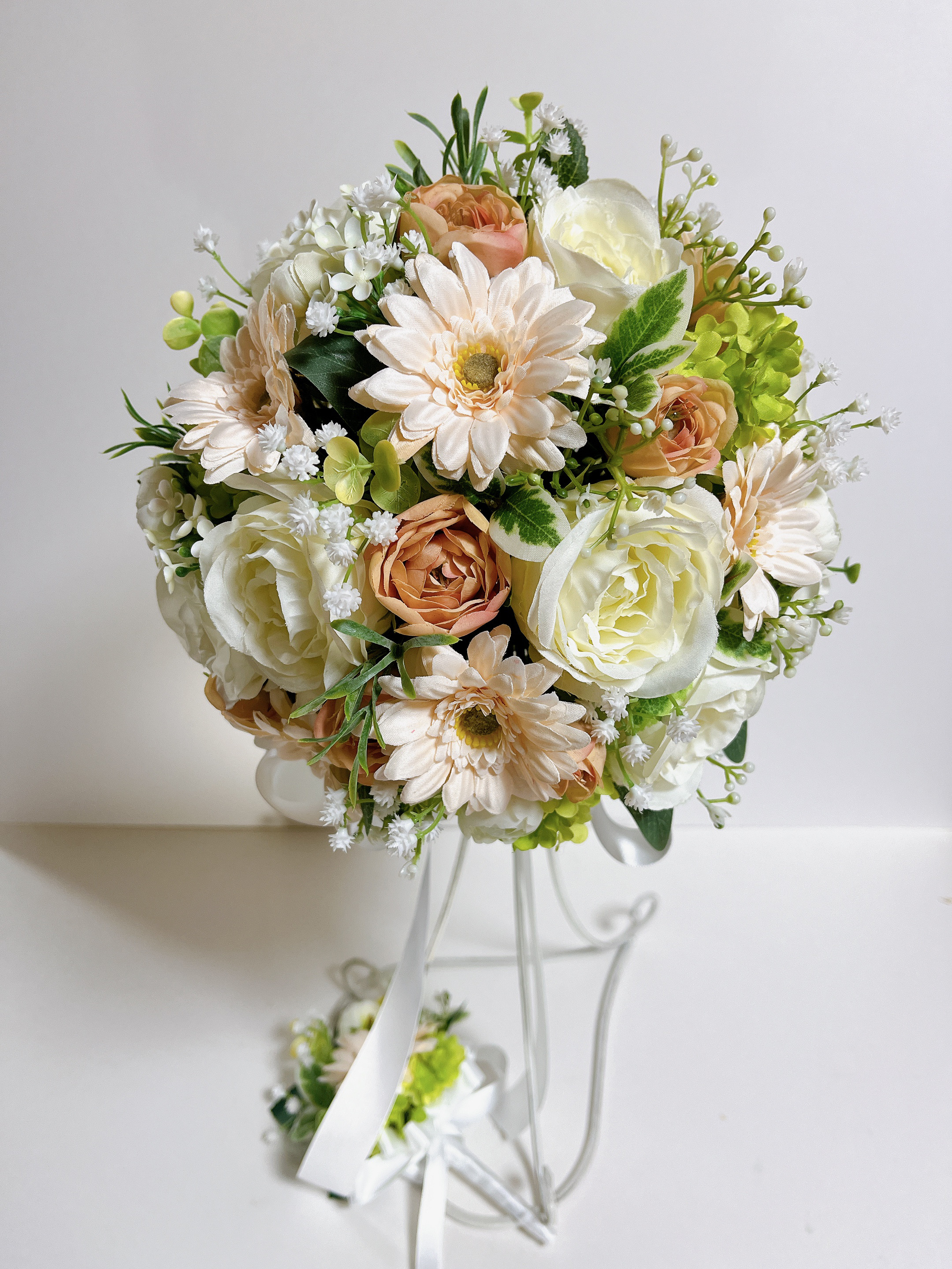 淡い色合わせのガーベラとバラいっぱいのウェディングブーケ＊ラウンドブーケ　結婚式　チャペル　淡オレンジガーベラ　白バラ