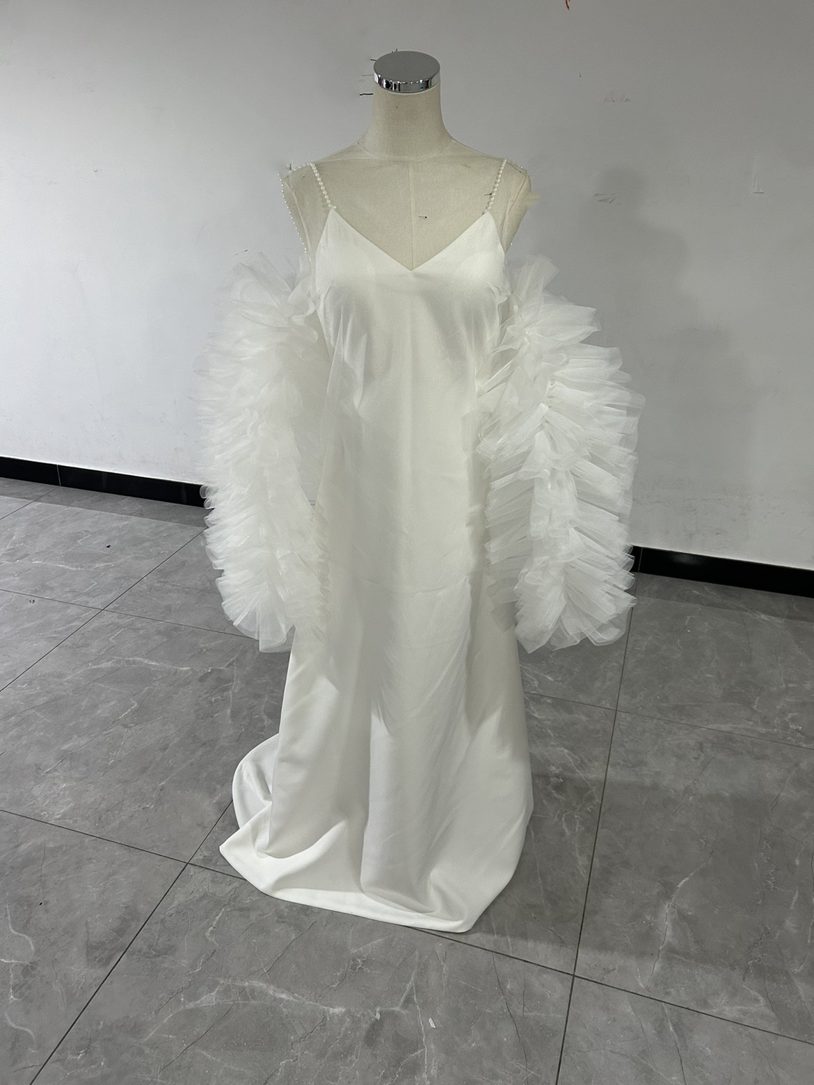 抜群のおしゃれ見え　パーティードレス　2WAYウエディングドレス　トップス　トレーン ポンチョ+ソフトチュール 演奏会