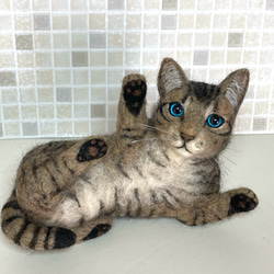 受注商品 キジトラ 子猫 猫  戯れてる  羊毛フェルト ハンドメイド 1枚目の画像
