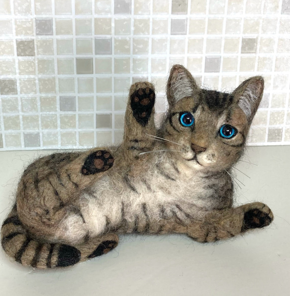 受注商品 キジトラ 子猫 猫  戯れてる  羊毛フェルト ハンドメイド 1枚目の画像