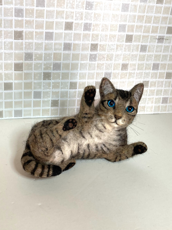 受注商品 キジトラ 子猫 猫  戯れてる  羊毛フェルト ハンドメイド 2枚目の画像