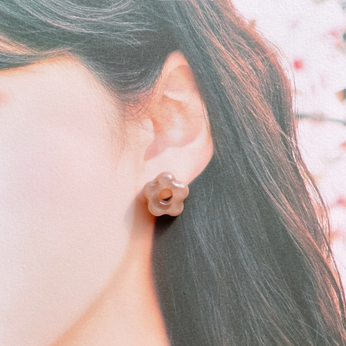 ピンクフラワーレジン×スパンコール♡花びら ピアス イヤリング 春桜ホワイト桜玉ペンダントクリスタルフラワーレジン対称レジン