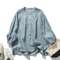 一款具有美麗秋季感和細緻紋理的襯衫。100% 亞麻。淡藍色，略帶灰色 240322-3 第1張的照片
