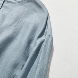 一款具有美麗秋季感和細緻紋理的襯衫。100% 亞麻。淡藍色，略帶灰色 240322-3 第3張的照片