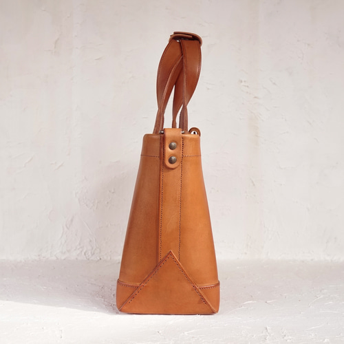 レザートートバック1枚革受注生産品　MOTOR 茶色革チャーム付き レザートートバック1枚革受注生産品 MOTOR 茶色革チャーム付き レザー