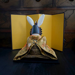 大きなサイズ　豪華な金襴生地のお着物のうさぎの五月人形　(五月人形　兜　端午の節句　子供の日) 3枚目の画像