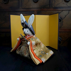 大きなサイズ　豪華な金襴生地のお着物のうさぎの五月人形　(五月人形　兜　端午の節句　子供の日) 2枚目の画像