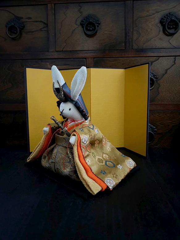 大きなサイズ　豪華な金襴生地のお着物のうさぎの五月人形　(五月人形　兜　端午の節句　子供の日) 2枚目の画像