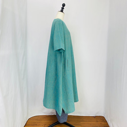 【遠州織物】Vネック台形ワンピース　逆スラブストライプ　うすで　オーガニックコットン　ブルー　半袖 3枚目の画像