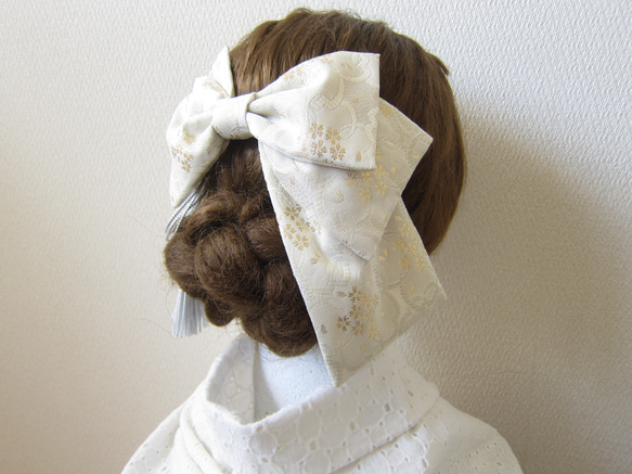 髪飾り　リボン✿金襴 アシンメトリー　白　ウエディング　成人式　卒業式　着物　袴　振袖　 7枚目の画像