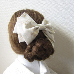 髪飾り　リボン✿金襴 アシンメトリー　白　ウエディング　成人式　卒業式　着物　袴　振袖　 3枚目の画像