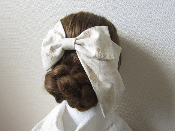 髪飾り　リボン✿金襴 アシンメトリー　白　ウエディング　成人式　卒業式　着物　袴　振袖　 2枚目の画像