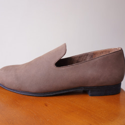 採用簡單正絨面革材質製成的皮革懶人鞋★僅限 L 碼 第4張的照片