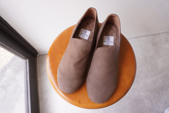 採用簡單正絨面革材質製成的皮革懶人鞋★僅限 L 碼 第6張的照片