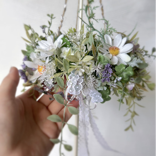 デイジーとナチュラルグリーンのフライングリース/フラワーインテリア