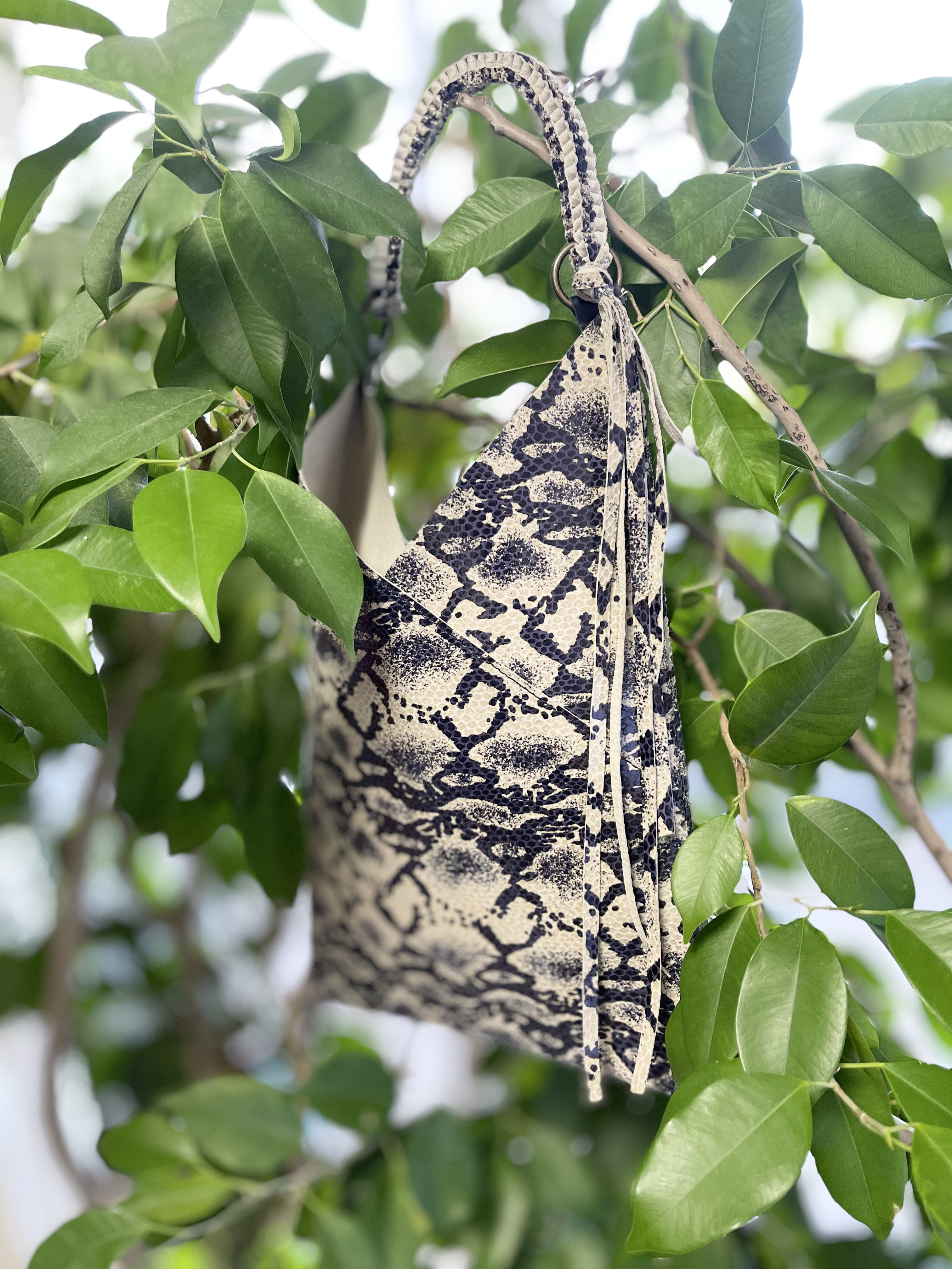 チェーン付きスマートバッグ　　へねっ　スリムバッグ　サコッシュ【革　皮　レザー　斜めがけ　ショルダー　　個性  旅行】