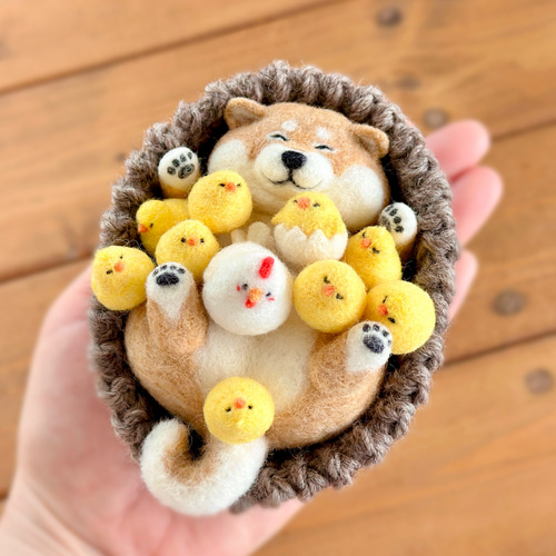 ヒヨコまみれの赤柴犬さんの置物 羊毛フェルト Kirorin-mei 通販 