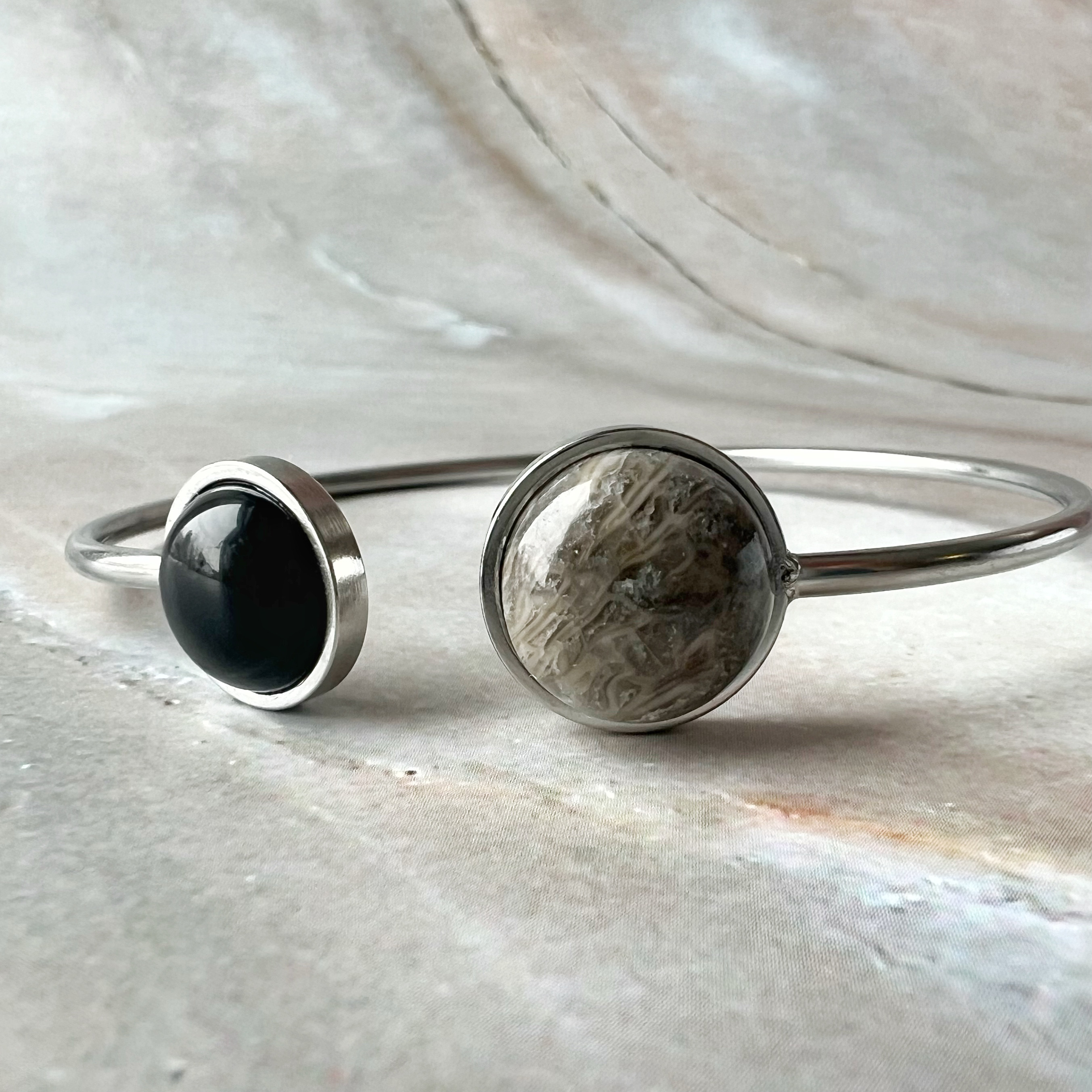 【JORIE】DOUBLE STONEバングル　サージカルステンレス　ブラックオニキス× フォシルコーラル