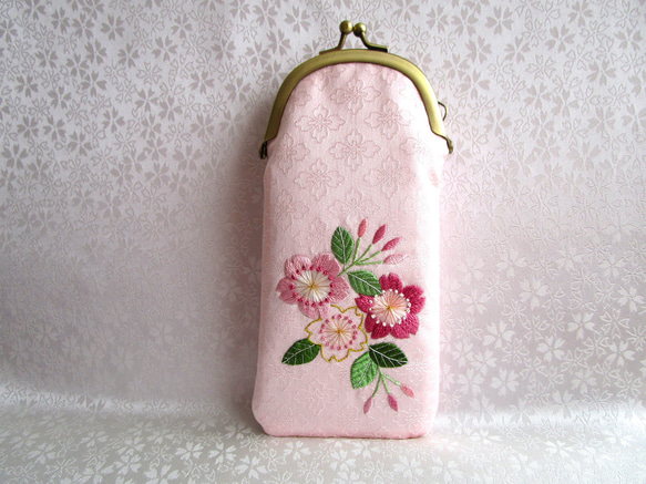 日本刺繍❇桜の花❇絹のメガネケース・ペンケース◆桜色◆刺繍 手刺繍 伝統工芸 着物 和小物 ギフト 1枚目の画像