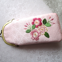 日本刺繍❇桜の花❇絹のメガネケース・ペンケース◆桜色◆刺繍 手刺繍 伝統工芸 着物 和小物 ギフト 5枚目の画像