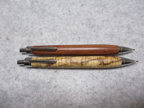 2本セット　モパーネウッド・コーカサスオーク　キヌカオイル仕上げ　ワンピースタイプの木軸シャープペンシル　　　 1枚目の画像